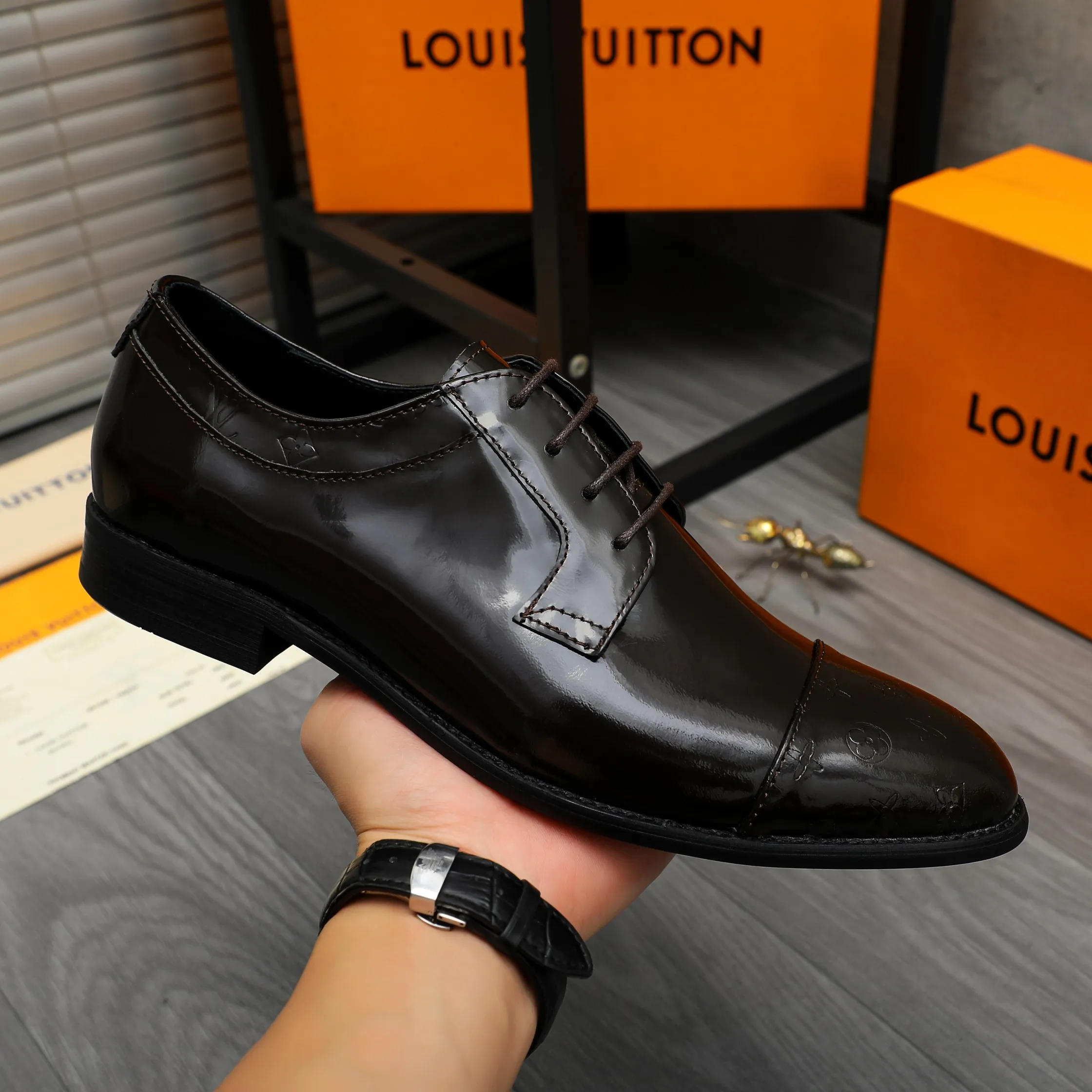 Men's shoes 💰p460 Product trademark: LV (Louis Vuitton) business lace-up leather shoes True size: 39-44 Product material: Selected lacquered cowhide stitching embossed cowhide upper, cowhide lining, original rubber outsole